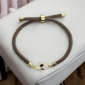 14 Ayar Altın Plakalı Sembole Özel Kahverengi İpek Örgülü Kalp Motifli Hediye Bileklik-347