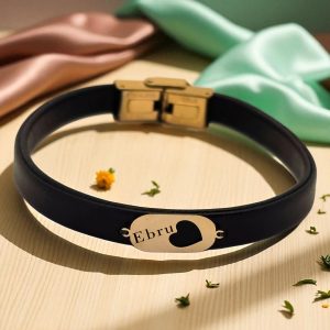 14 Ayar Altın Plakalı İsme Özel Doğal Siyah Derili Kalp Detaylı Oval Figürlü Hediye Bileklik-557