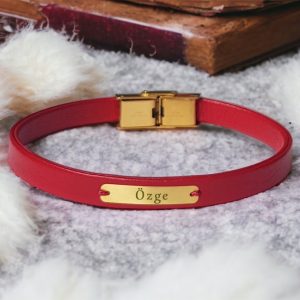 14 Ayar Altın Plakalı İsme Özel Dikdörtgen Figürlü Doğal Kırmızı Derili Hediye Bileklik-548
