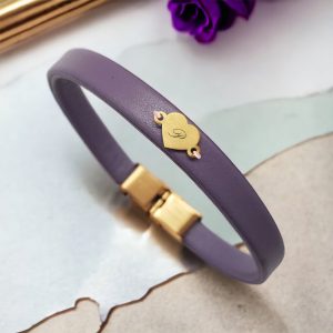 14 Ayar Altın Plakalı Harfe Özel Kalp Motifli Doğal Mor Derili Hediye Bileklik-479