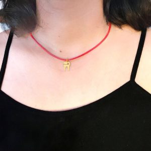 14 Ayar Altın Plakalı İsme Özel Kalp Detaylı Diş Figürlü Kırmızı Bağlıklı Hediyelik Kolye-627